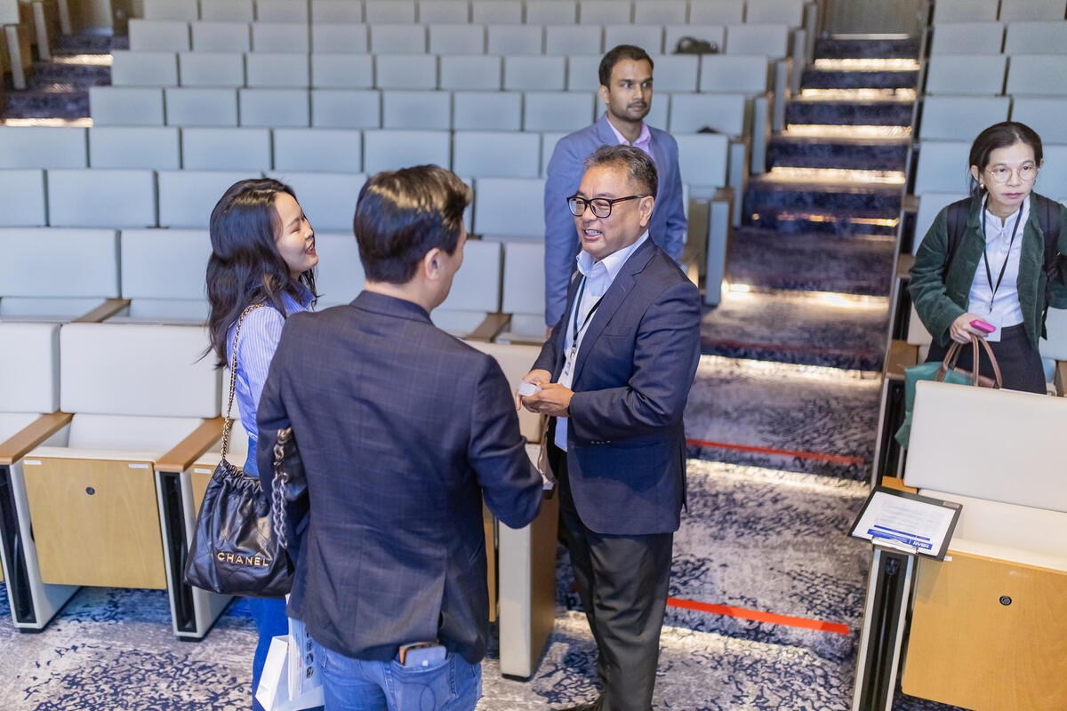 Attendees in conversation between sessions